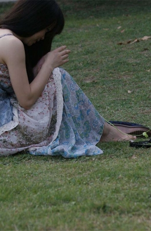 No243 草地爱好自拍的美女