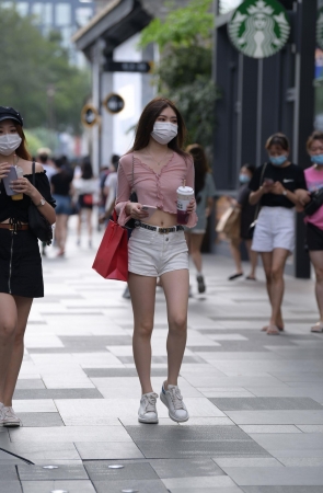 白热裤大白腿美眉