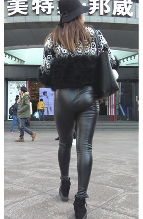黑色紧身皮卡美眉《二》