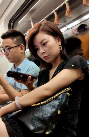 黑裙子性感美女 [697 MB/mp4]