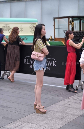 街拍高腰热裤坡高跟美姐