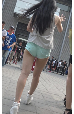 会场外的短裤月牙小姐姐