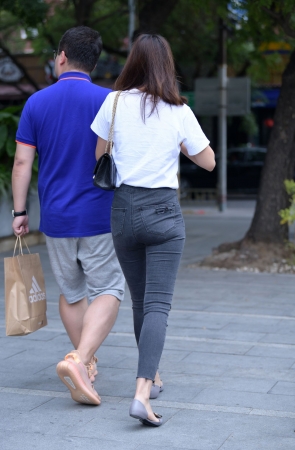 紧身牛仔裤小姐姐