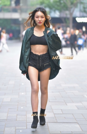 身材火辣黑色小热裤