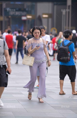 淡紫色套装风韵少妇