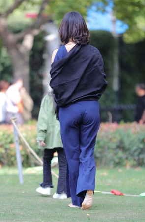 No1707 真正的九头身美女脱了鞋，风姿绰约地教女儿如何走台