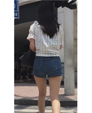 街拍紧身牛仔热裤美腿美眉 [365 MB]