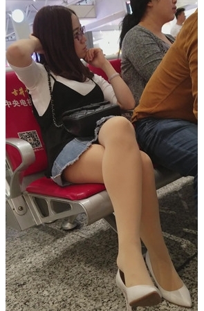 等车的肉丝牛仔短裙MM[660M/MP4]