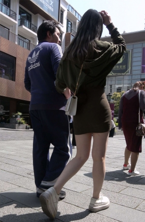 性感墨绿色包臀裙美腿美女逛街