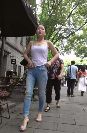 低胸吊带紧身牛仔凉高跟性感美女