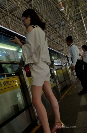 4K – 街拍白皙大长腿姑娘搭地铁 [3.12 GB/MP4]