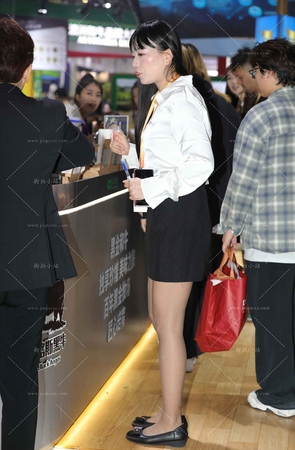 抓拍忙碌的礼仪美女 [19P]