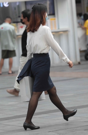 黑丝街拍高跟OL