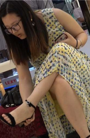 4k-米黄色斑点连衣裙美女鞋柜试鞋街拍美足