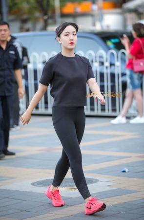 可爱美眉爱穿运动裤