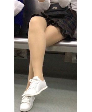 地铁拍摄肉丝美臀白鞋MM