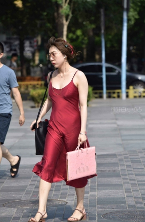 街拍酒红色吊带裙时尚靓女