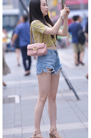 拍照的热裤小妹高清原图(39P)[259M/JPG]