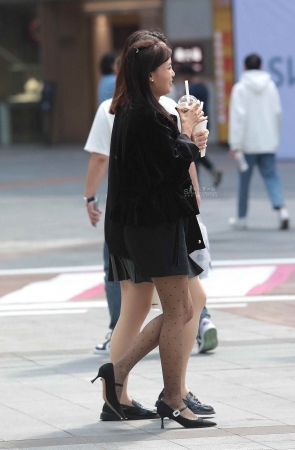 丝袜街拍高跟少妇-21P