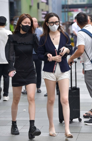 25223-1=55√白热裤，美腿闺蜜 8P