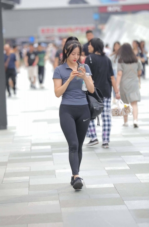 耐克紧身裤小姐姐