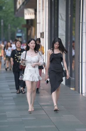 白皙美腿倆闺蜜