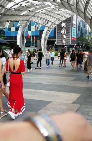 露背连衣裙，运动鞋（10）