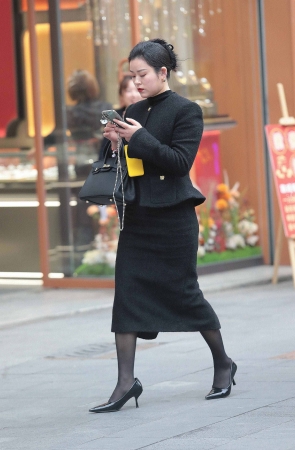 气质街拍黑丝高跟少妇