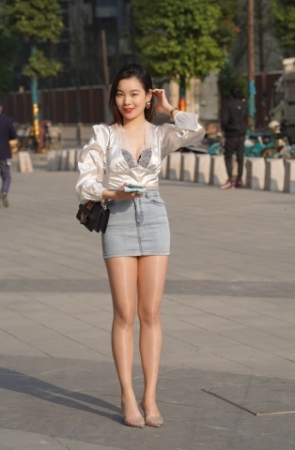 牛仔短裙肉丝美眉