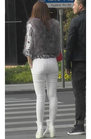 漂亮的白色紧身裤美女