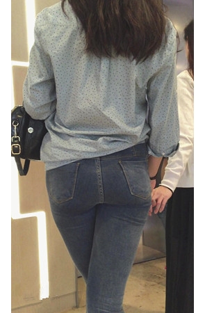 牛仔紧身裤美眉