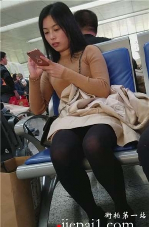 4k-高铁站候车室拍摄黑丝美腿大眼小清新女神姐姐