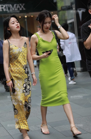 人群中养眼的长裙