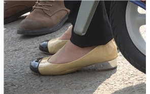 4k-丝袜美足米色鞋街拍美女