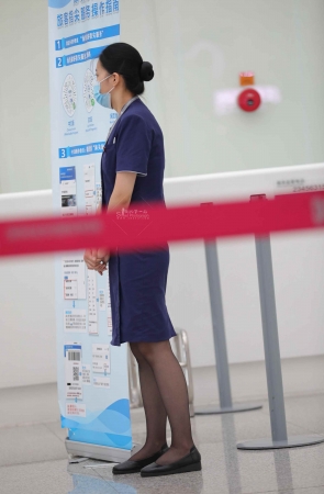 【街拍心灵】机场地勤街拍黑丝制服小姐姐