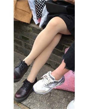 极品丝袜美腿美眉花坛边跟姐妹闲聊