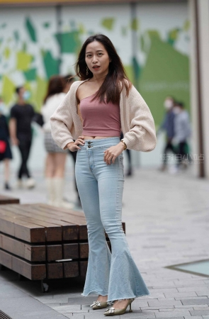 搭讪高挑的喇叭牛仔美女