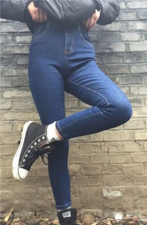 紧身蓝牛美眉 [625 MB]