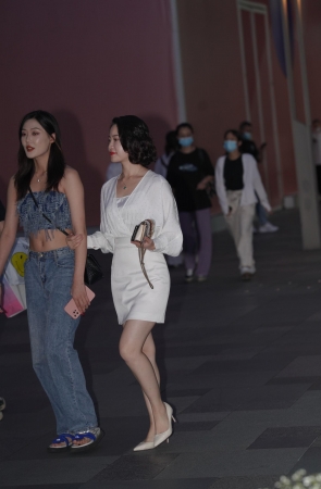 白裙美腿 青春俏美