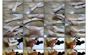 约个美女挠脚丫拍摄美足