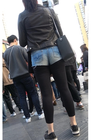 黑色打底配牛仔热裤美女[1G/MP4]