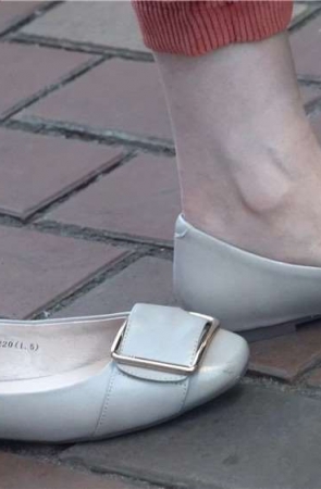 4K – 小平鞋街拍白嫩美足气质美女 [2.57 GB/avi]