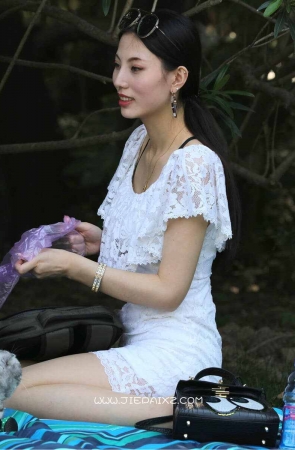 皮肤白皙气质高雅女神