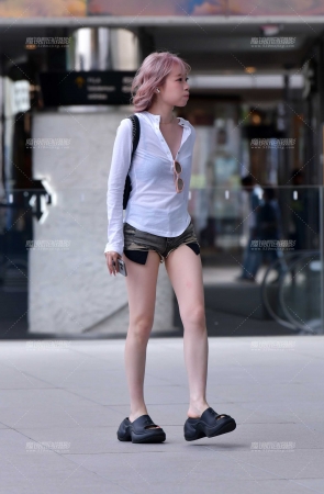 白皙牛仔热裤小美女