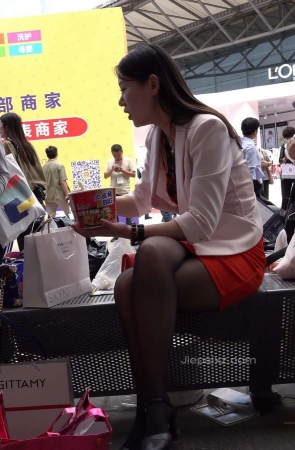 4K – 吃泡面的黑丝美女 [1.85 GB/MP4]