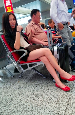 飞机场街拍大白腿美女