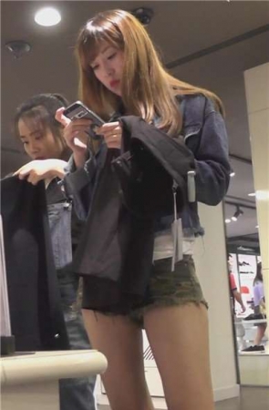 服装店拍摄小清新美臀迷彩热裤少女 [1.01 GB]