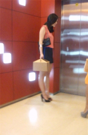 黄色紧身包臀长裙美少妇