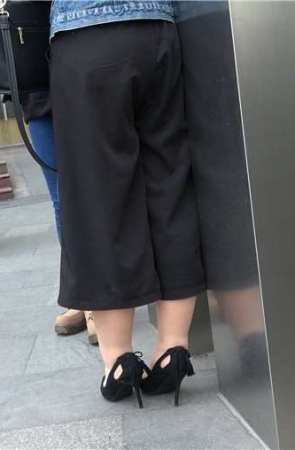 4k-黑色高跟鞋丝袜宽松裤街拍美足