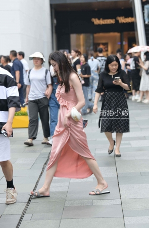 街拍粉色长裙美女